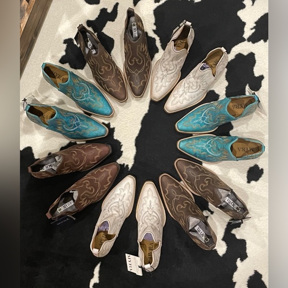 🚫SOLD🚫White/Cream Weathered Leather Stitched Booties - Picture 2 of 2